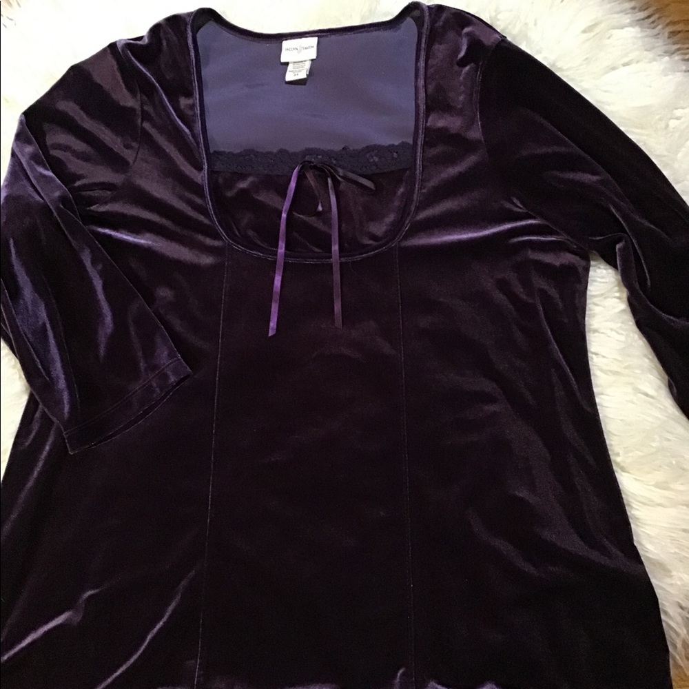 Women’s size 2X velour top K